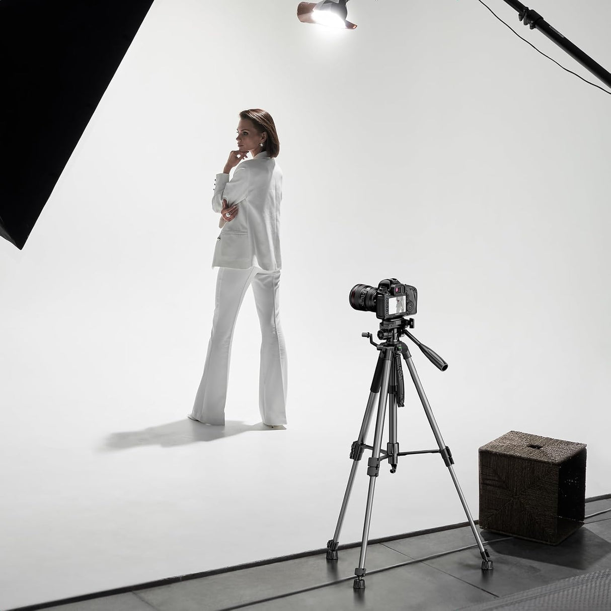 UGREEN Camera Tripod Adjustable 53.5-175cm Aluminum Travel Tripod 3-Way Pan Head Phone Holder DSLR iPhone Android 15187 - Ugreen India