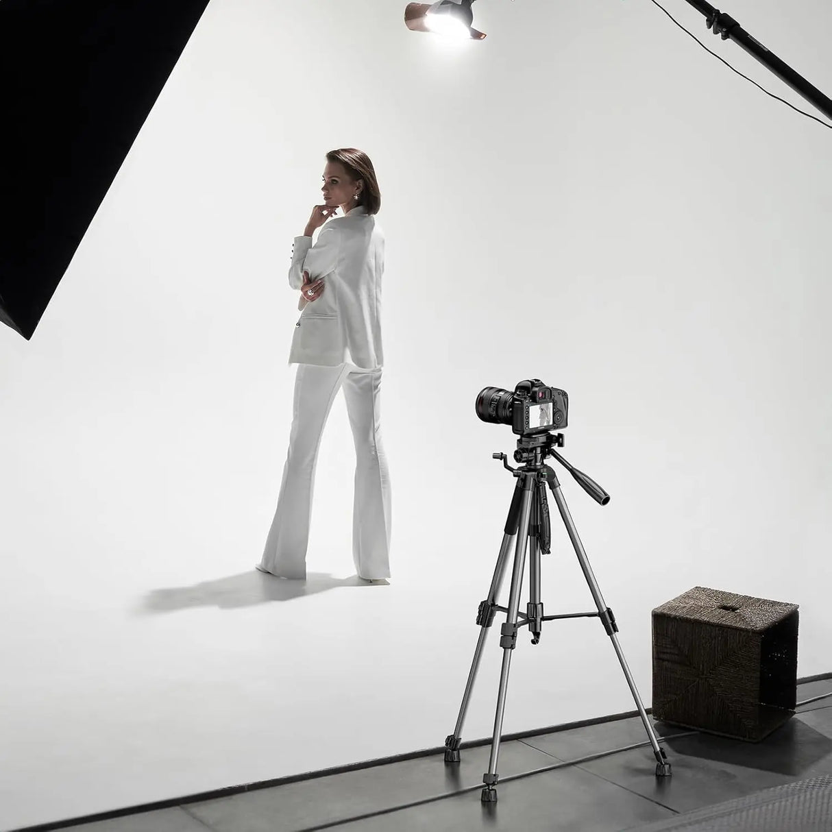 UGREEN Camera Tripod Adjustable 53.5-175cm Aluminum Travel Tripod 3-Way Pan Head Phone Holder DSLR iPhone Android 15187 Ugreen