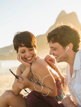 UGREEN AV141 30619 3.5mm audio sharing splitter two people sharing audio outdoors