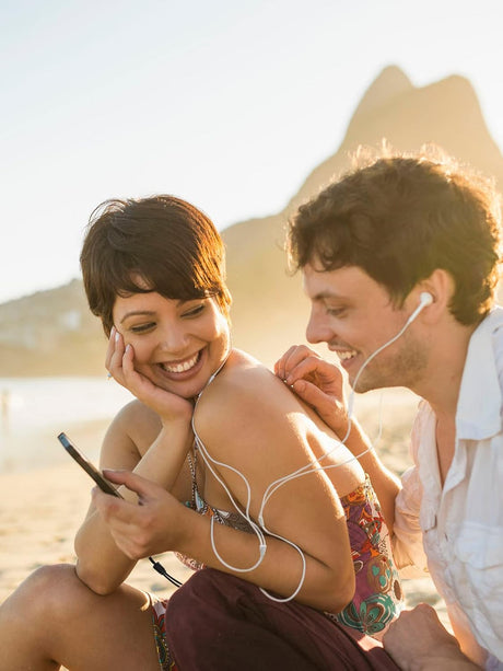 UGREEN AV141 30619 3.5mm audio sharing splitter two people sharing audio outdoors
