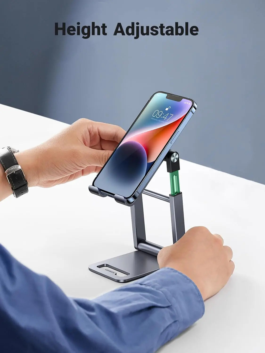 UGREEN LP263 telescopic height adjustable phone holder raised for comfortable desk viewing