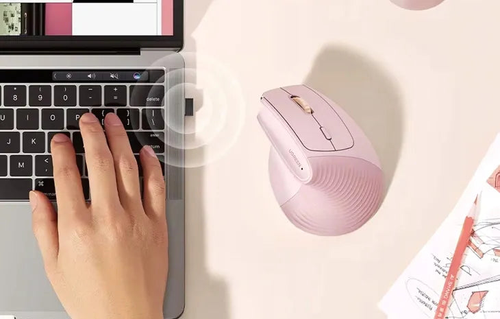 UGREEN 55917 pink M571 mouse on a laptop desk